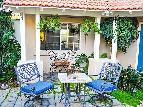 Front courtyard sitting area