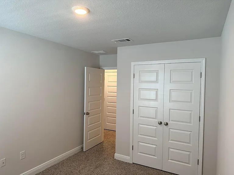 1025 McLaren Cir — Photo 16
