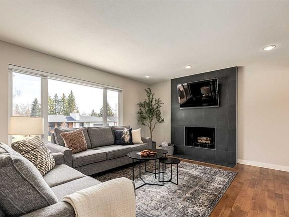 3rd image of 176 NE Mapleburn Dr SE