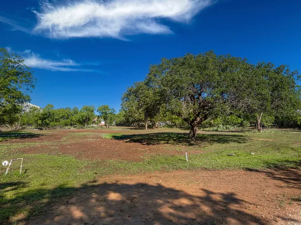 1216 S Mulberry St, Brady, TX 76825