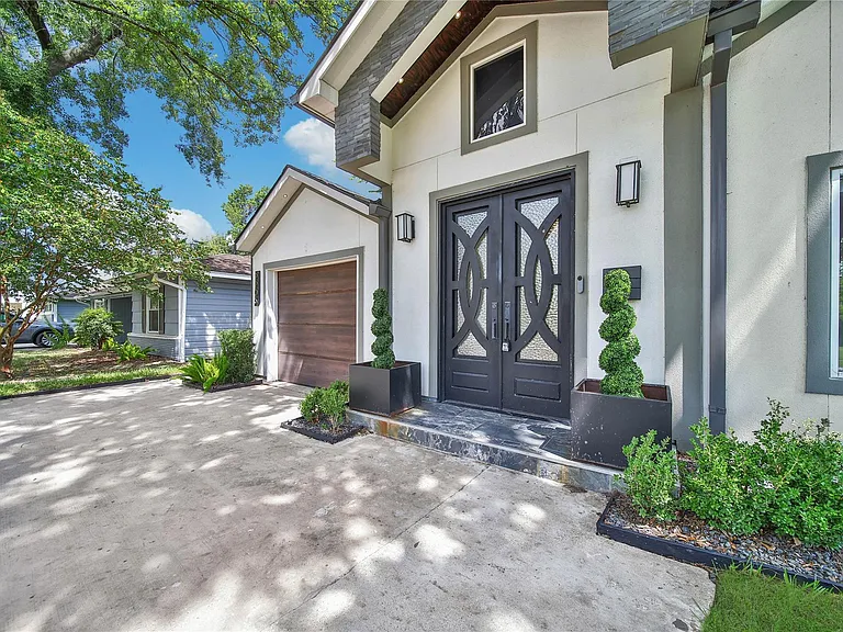 2206 Saxon Dr — Photo 2