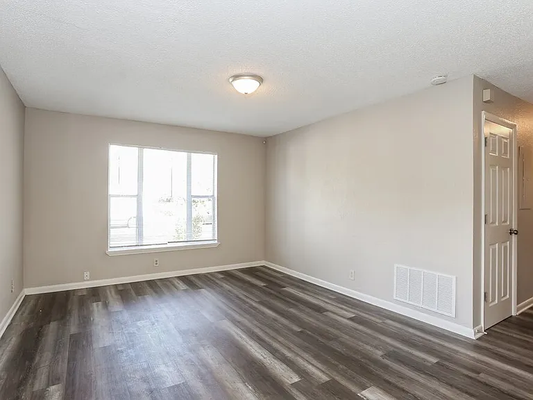 5528 Vernon Rd — Photo 6