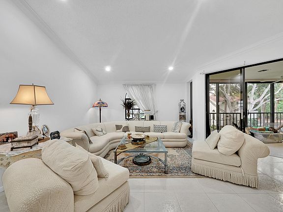 4th image of 5135 Floria Drive #L