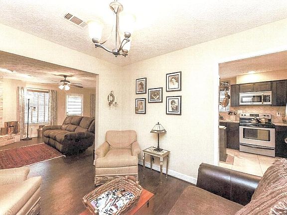 4th image of 306 Maple Leaf Dr
