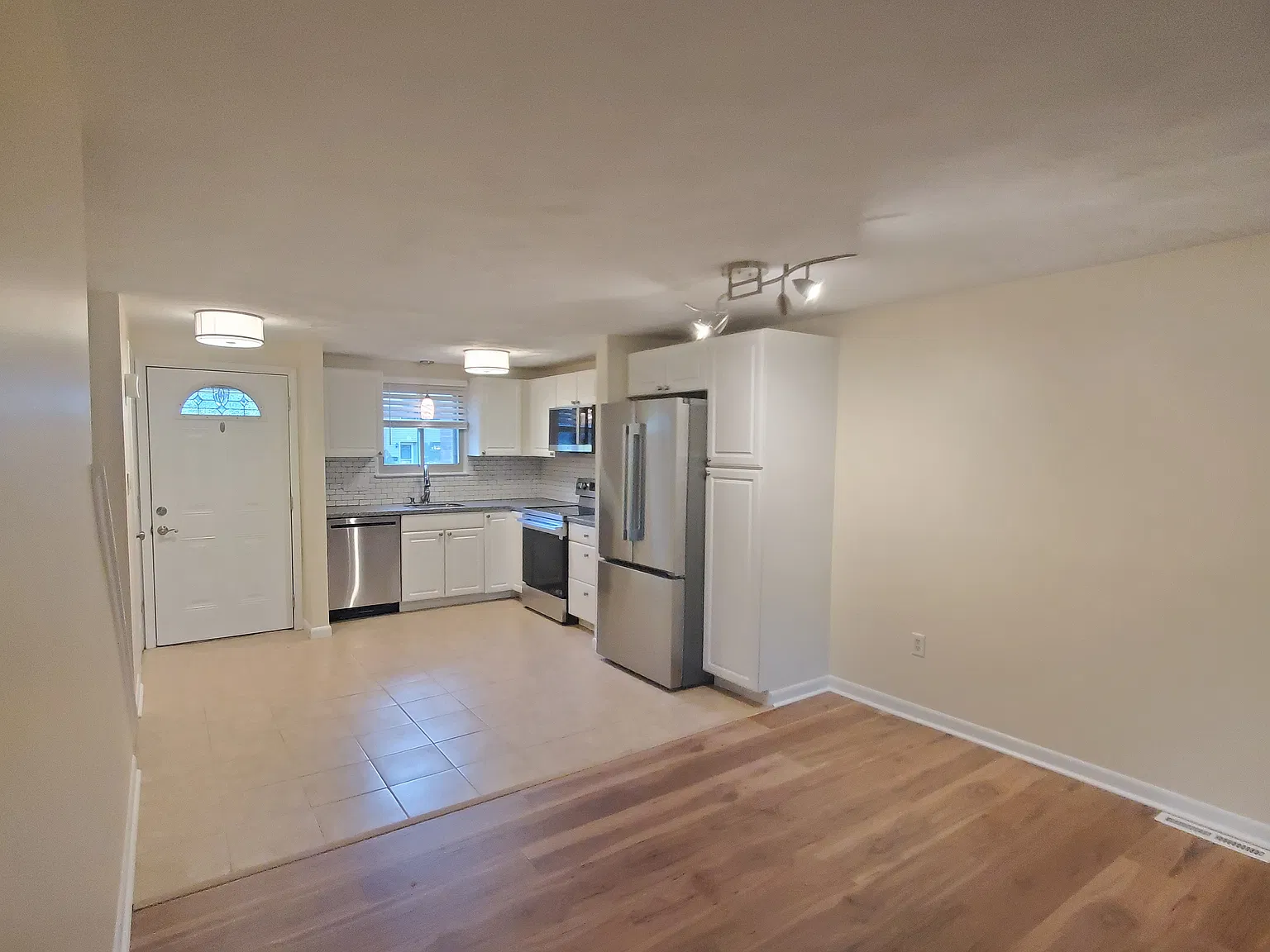 2 bed, 1.5 bath, 1232 sqft, $2,100 — Photo 2