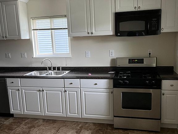 3rd image of 3758 Royal Ave