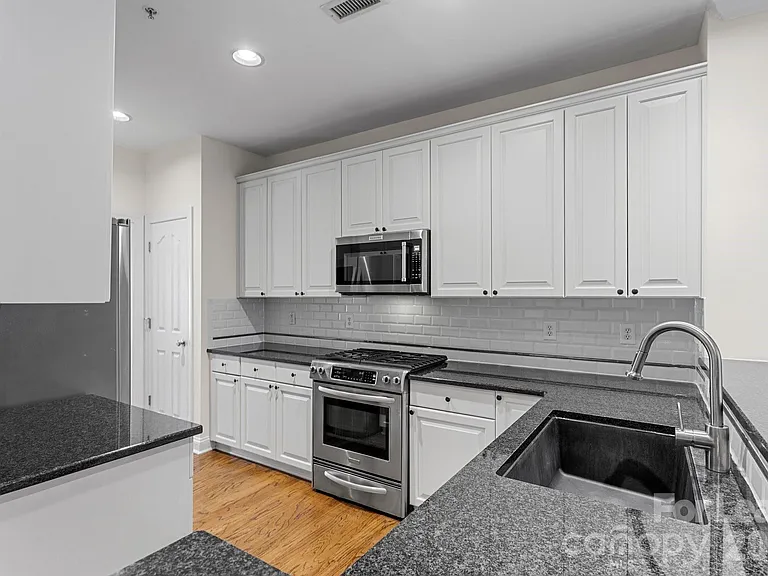 1192 Hampton Gardens Ln — Photo 11