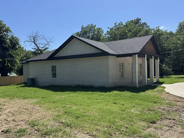 411 Pendleton St — Photo 2
