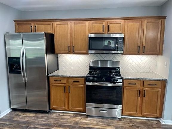 Stainless appliances, gas stove.