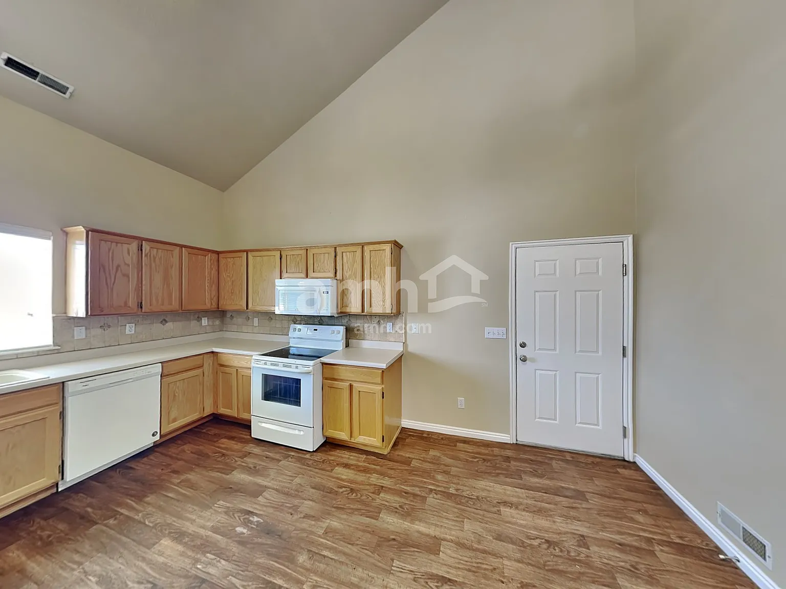 4 bed, 3.0 bath, 2016 sqft, $2,385 — Photo 4
