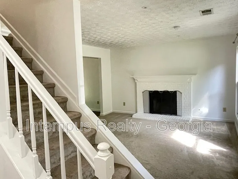 3 bed, 2.5 bath, 1800 sqft, $2,300 — Photo 3