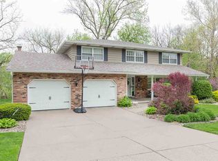 16 Oakbrook Dr, Bettendorf, IA 52722