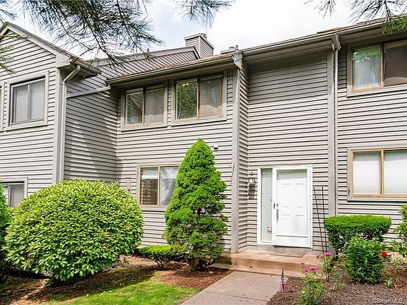 2nd image of 128 Conestoga Way #128