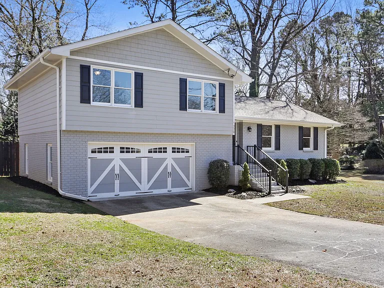 220 Mansell Cir — Photo 1