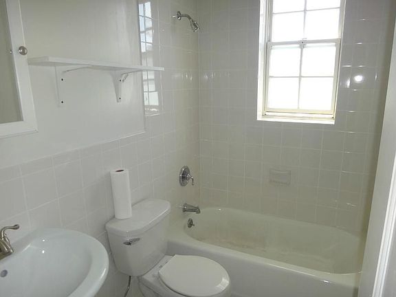 4th image of 158 18th St APT 3