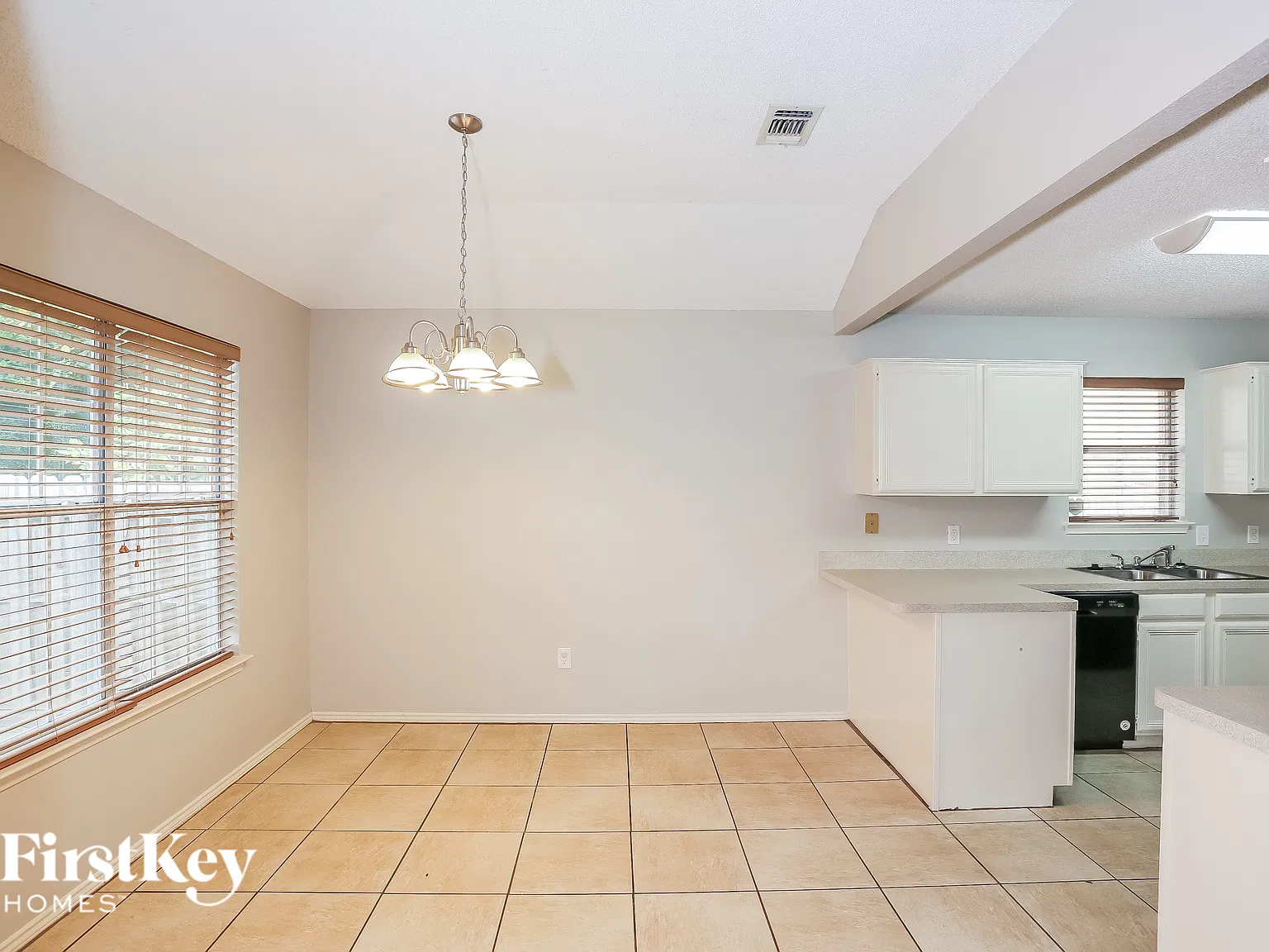 4 bed, 2.0 bath, 2100 sqft, $2,615 — Photo 4