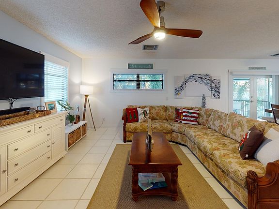Spacious living room