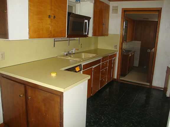 5th image of 2932 S 152nd St