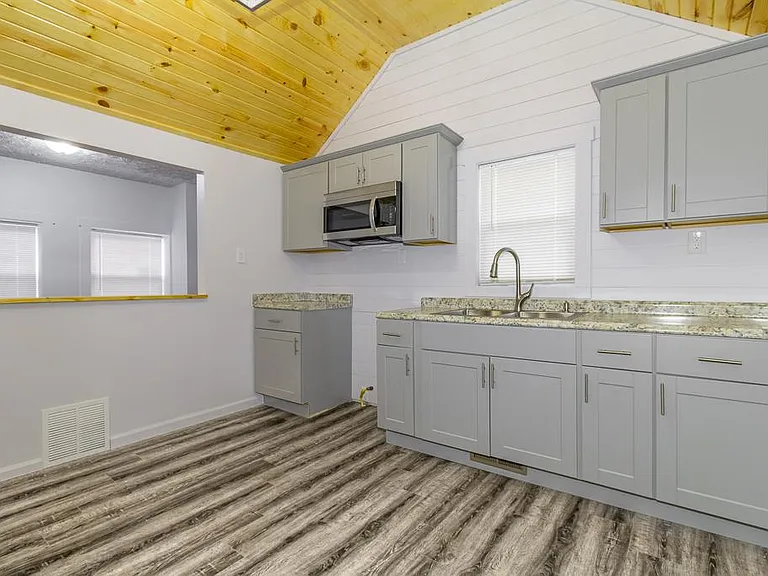 371 E Pace Ave — Photo 6