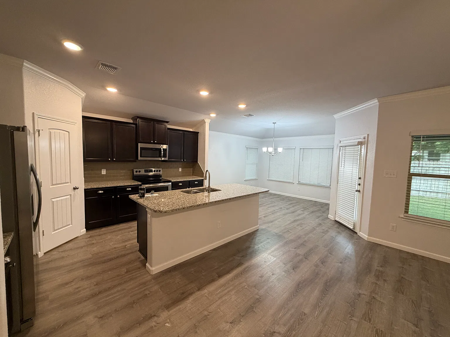 4 bed, 1950 sqft, $1,950 — Photo 3