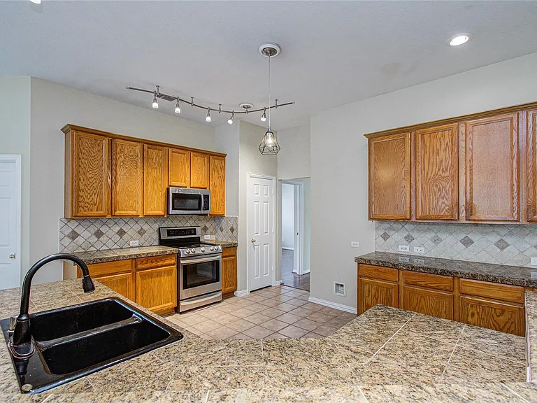 18223 Heathridge Ln — Photo 20