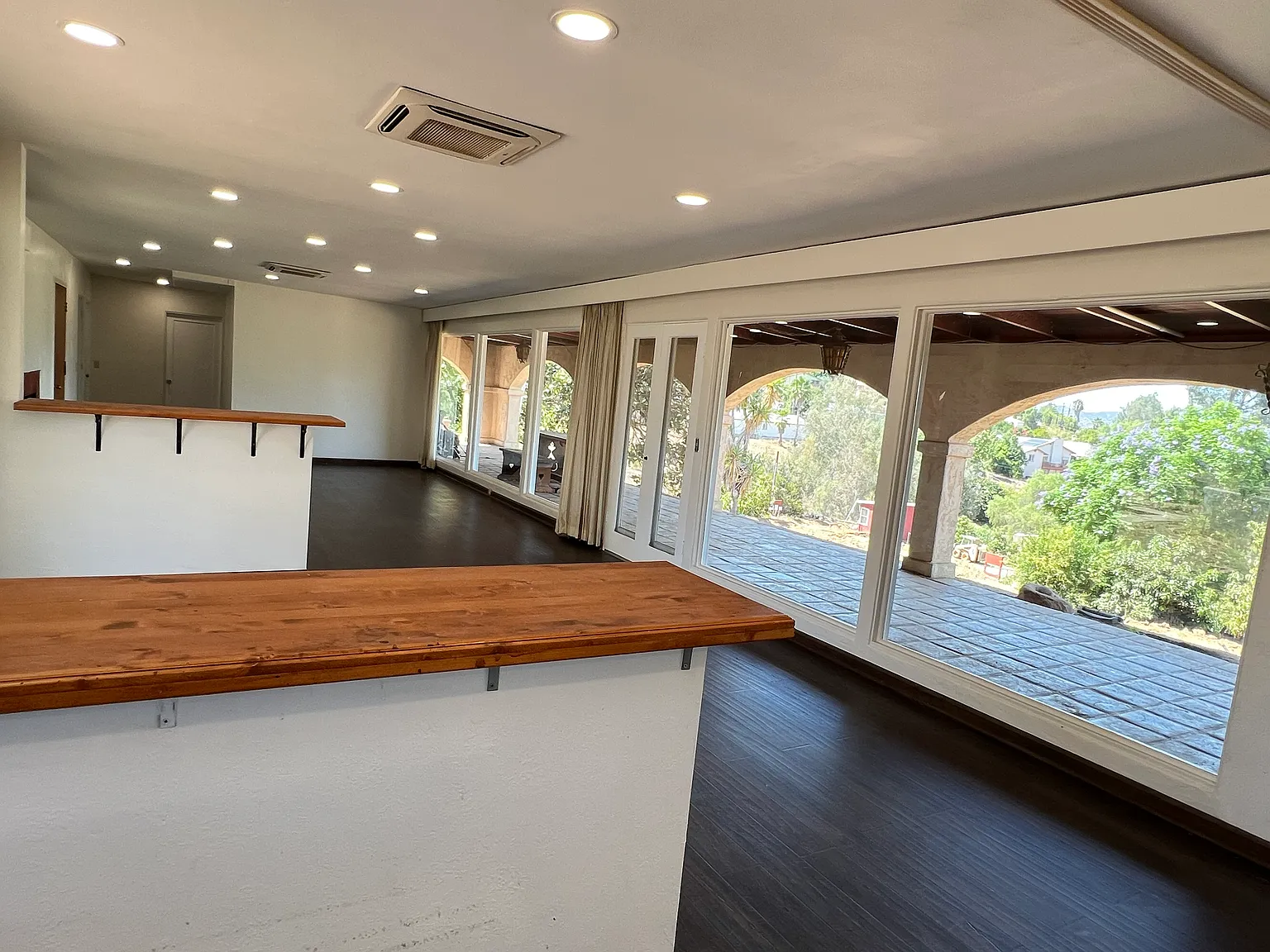 4 bed, 2400 sqft, $4,600 — Photo 2