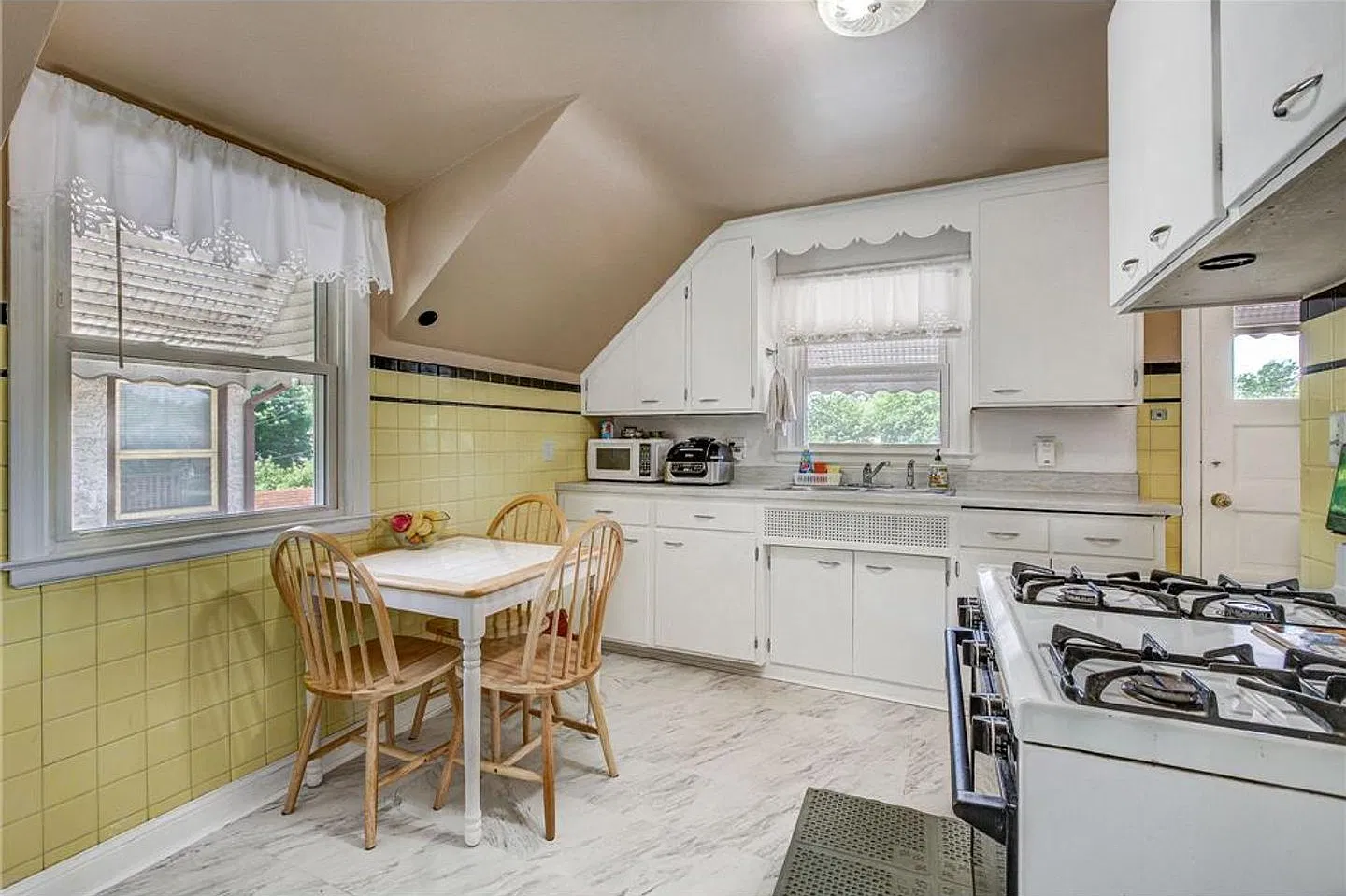 2206 Arthur St NE — Photo 4