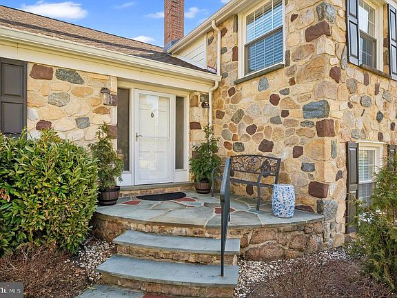 2nd image of 1721 Sherwood Cir