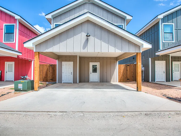 1009 Holiday Dr — Photo 4