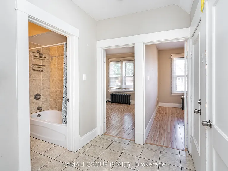 25 Spadina Ave #UPPER — Photo 13