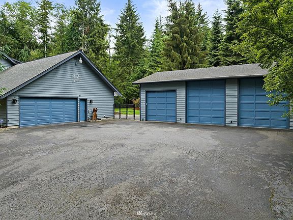 Oversize attached double car garage and huge detached garage with blacktop driveway. Bring all your toys!!>