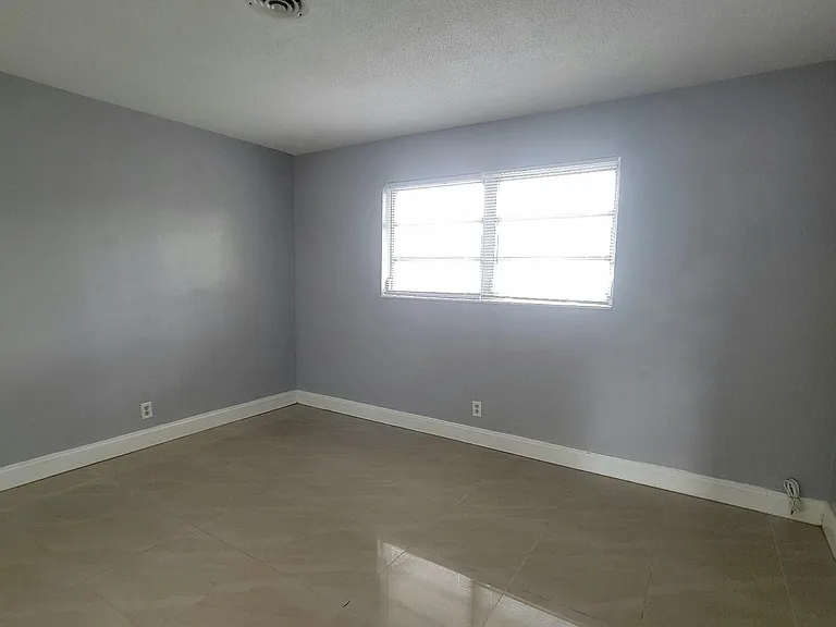 1821 NE 56th St #4 — Photo 9