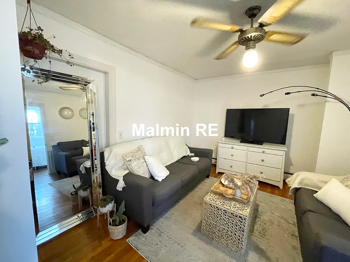 Building Photo - 748 E 4th St #B