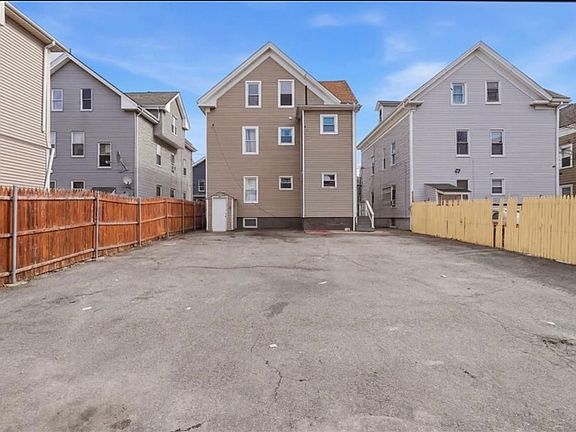 3rd image of 30 Pekin St Floor 1