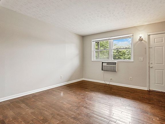 4th image of 815 Riverview Dr #F