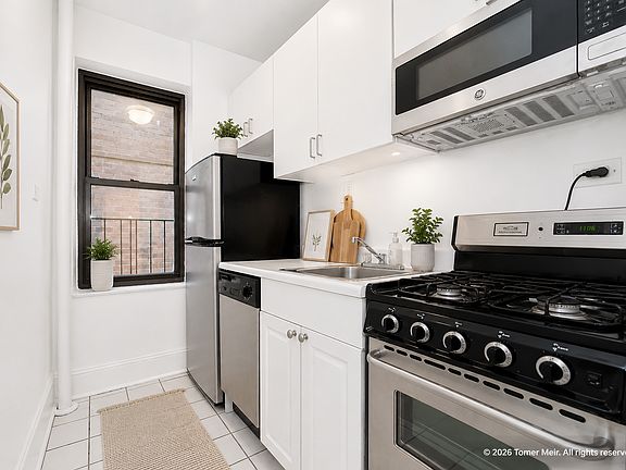 3rd image of 124 E 24th St APT 1J