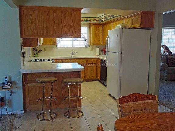 Kitchen w/Tray Ceiling