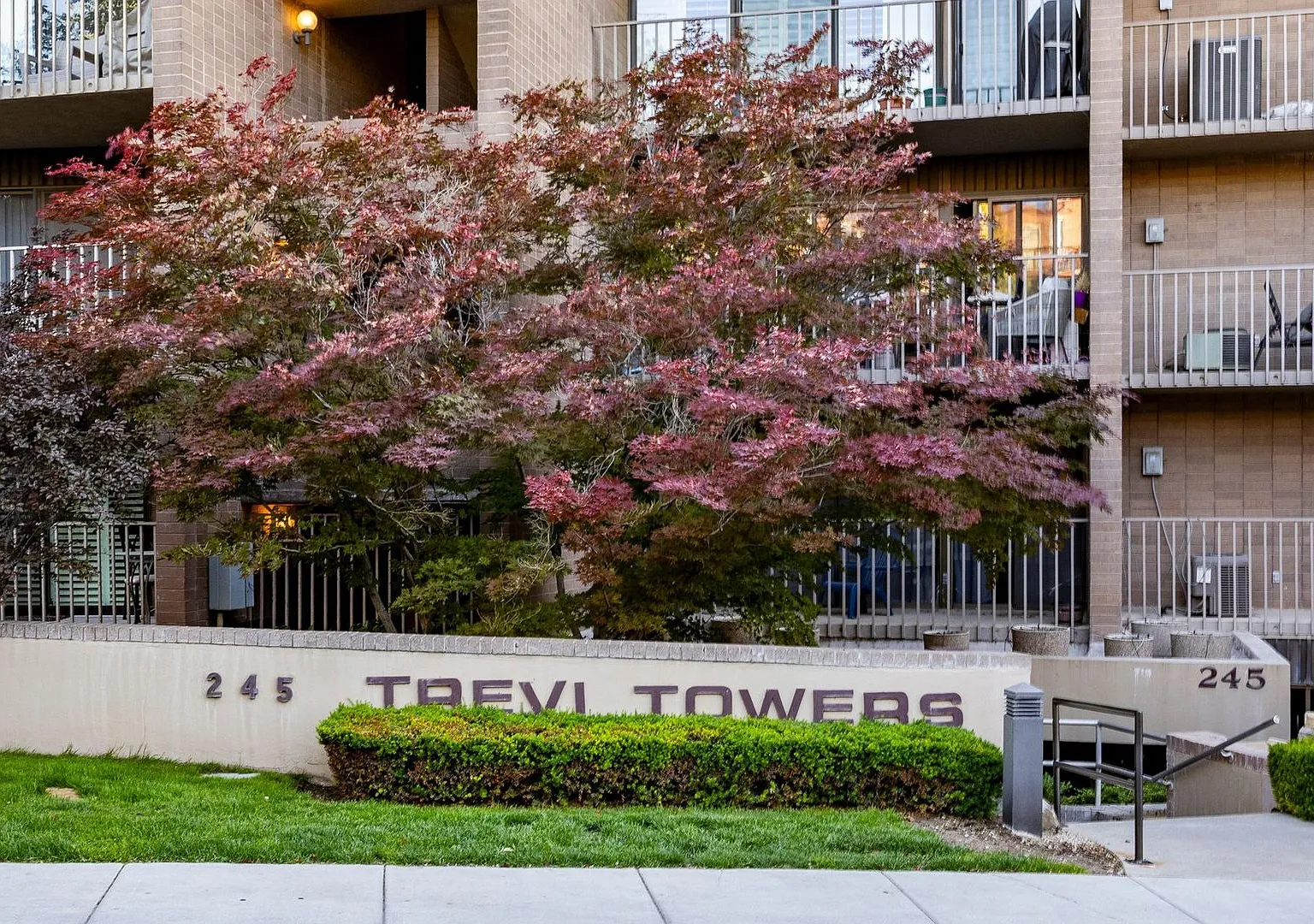 Rare 1,600+ Sq Ft Condo In The Marmalade District — Photo 4