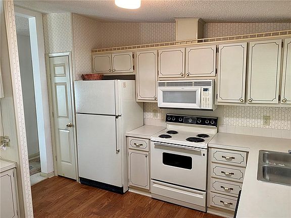 3rd image of 1406 Plantation Dr