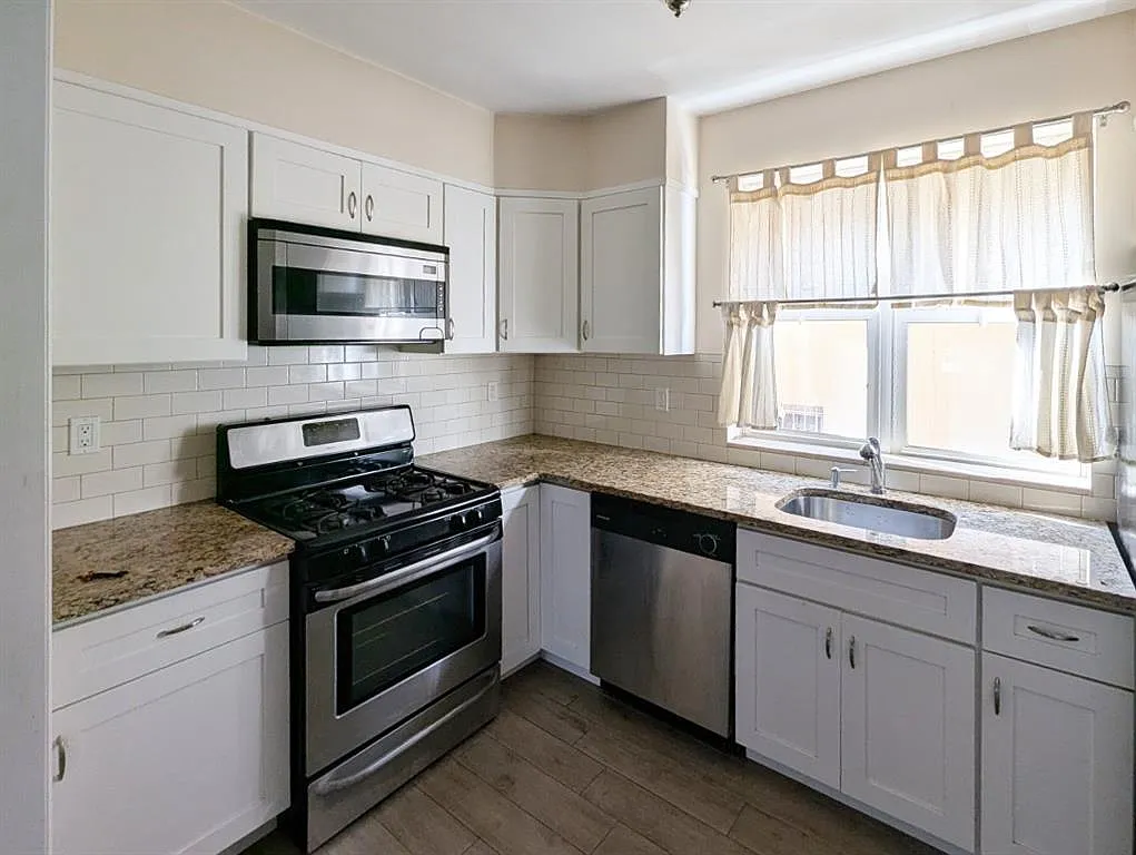 3 bed, 1.0 bath, 1000 sqft, $3,200 — Photo 3