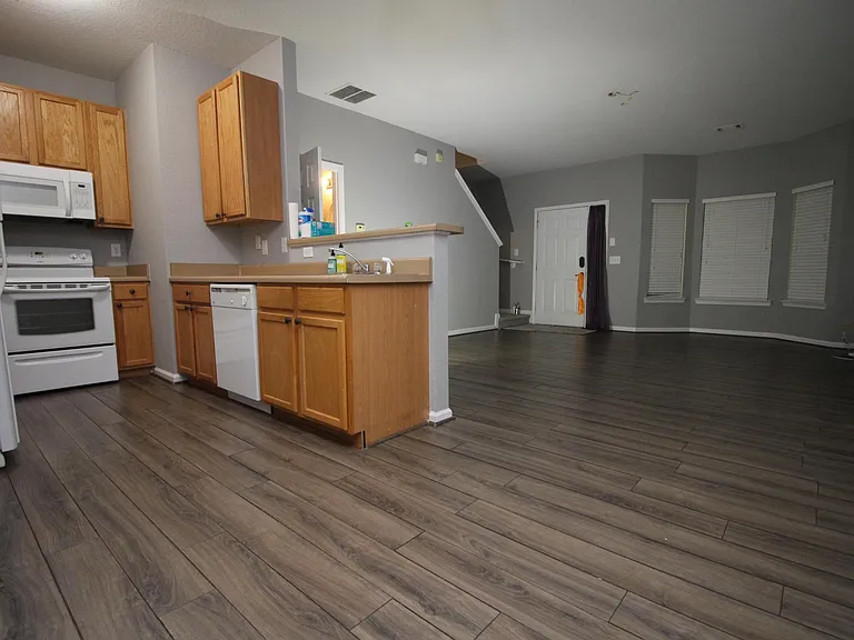 394 Brookview Dr — Photo 3