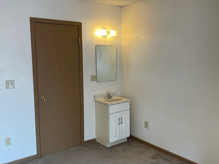 806 E College St #17 — Photo 11