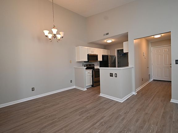 4th image of 624 Friars Ln APT 12