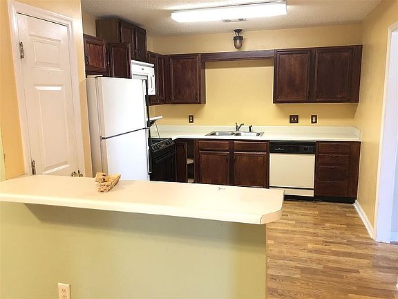 2nd image of 127 Saddlehorn Dr