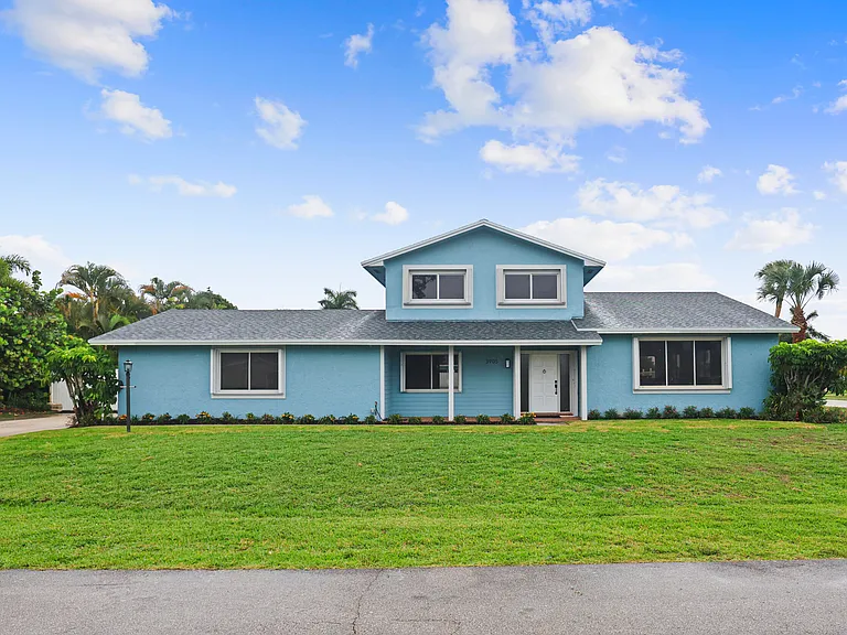 3905 Flag Dr — Photo 2