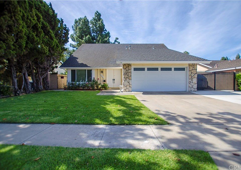 1st image of 10626 La Perla Ave