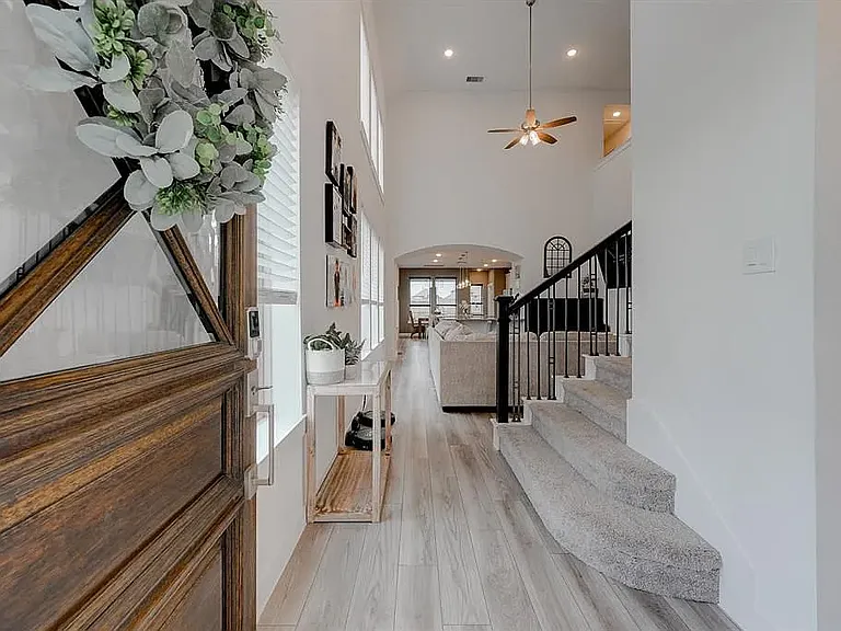 Entryway into the living room with open floor plan and view into kitchen