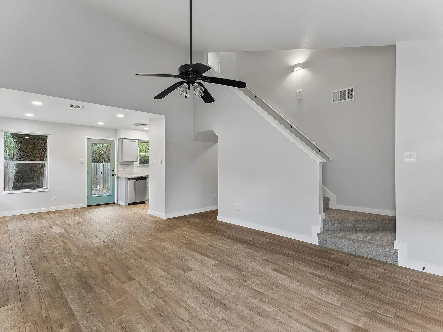 3 bed, 2.0 bath, 1154 sqft, $2,400 — Photo 4