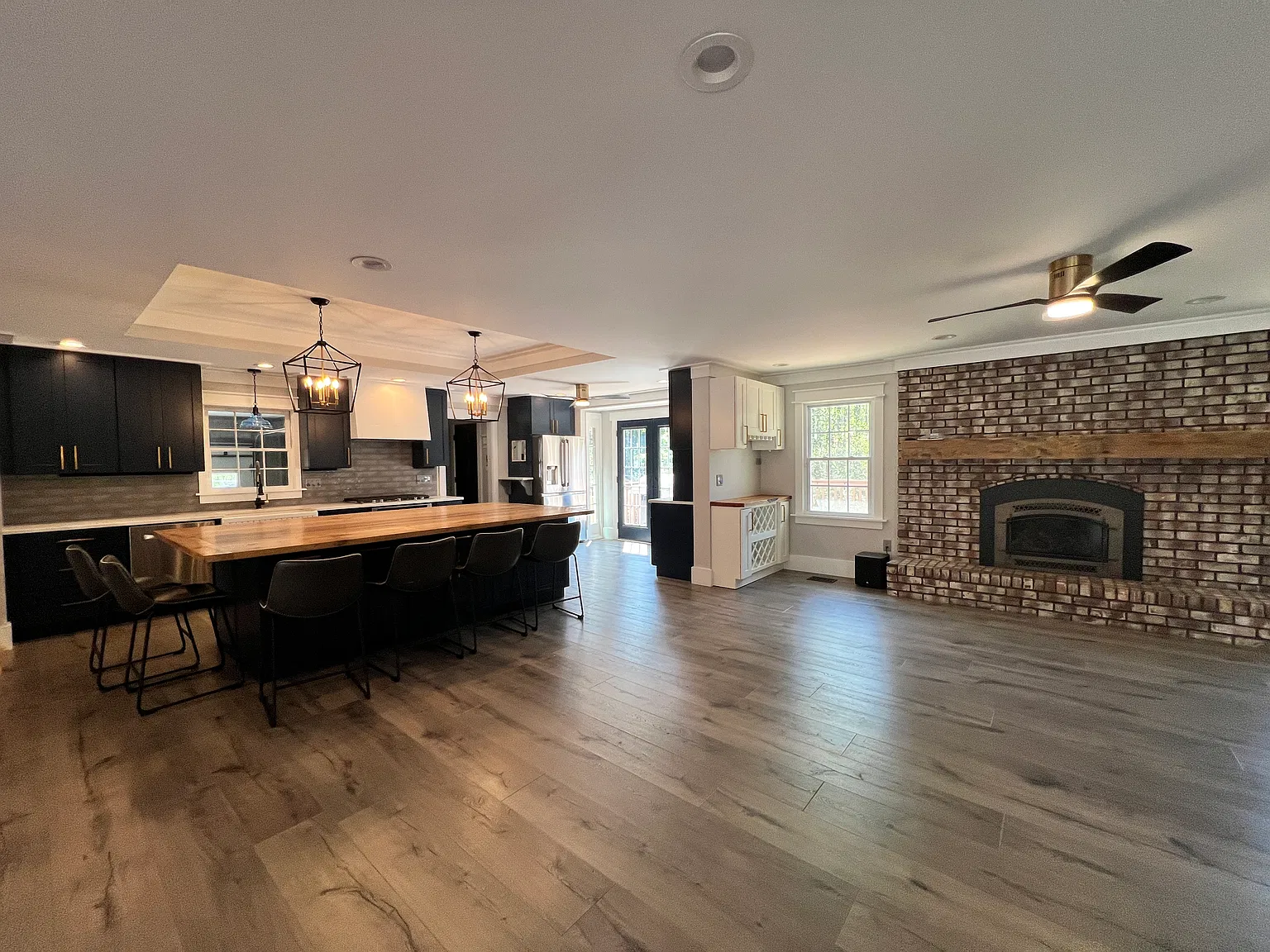3 bed, 2.5 bath, 2486 sqft, $3,200 — Photo 3