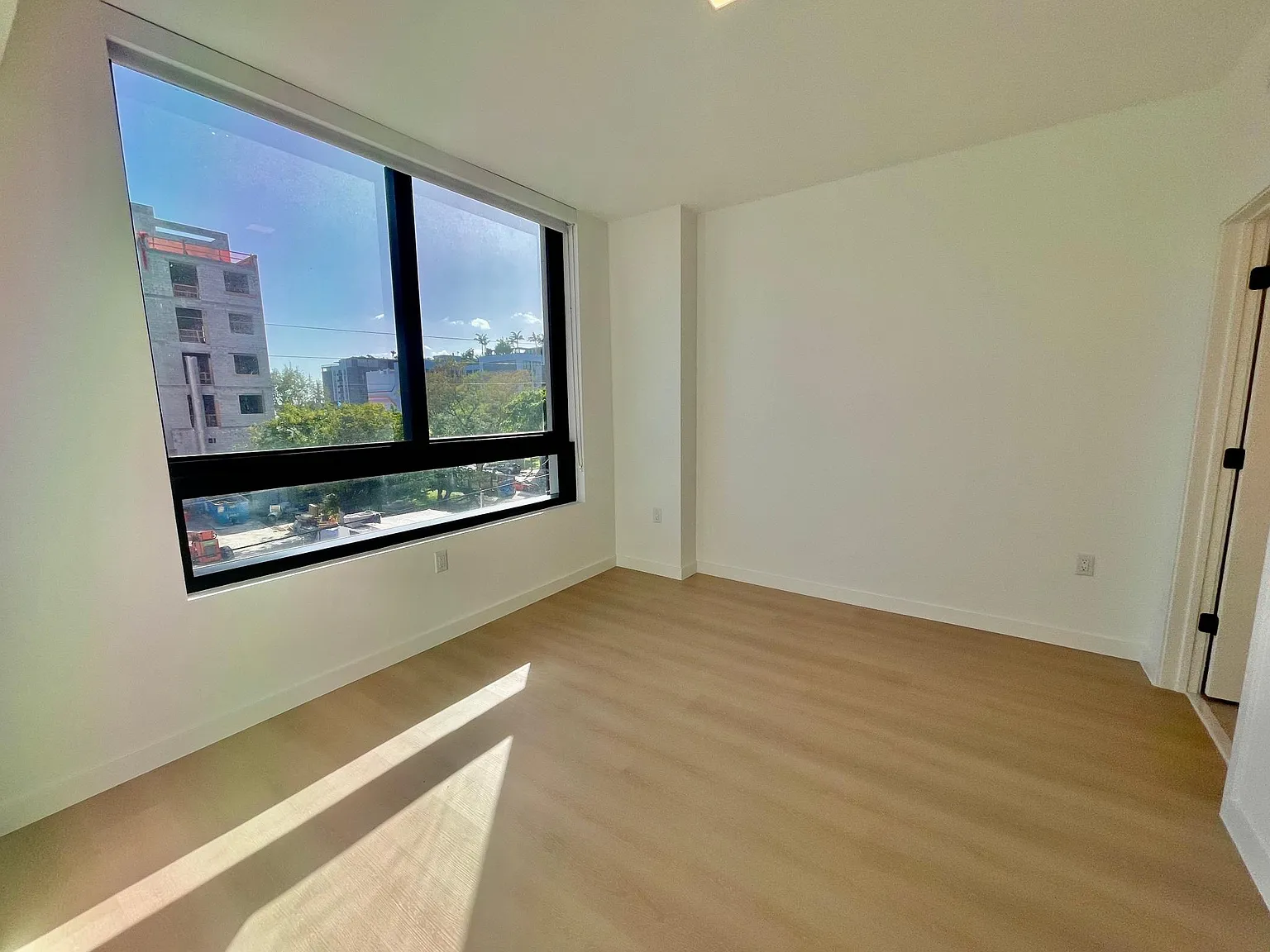 1 bed, 570 sqft, $2,190 — Photo 2